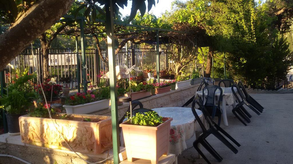 Rosary Sister Guest House Ein Karem Jerusalem Exterior foto